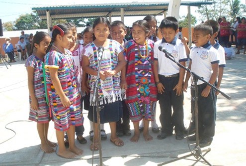 Niños mayas podrán llevar huipil a la escuela en vez de uniforme
